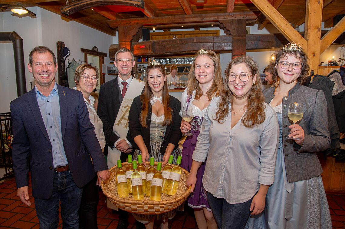 Weintaufe 2024: vlnr: Thomas Gass, Theresia Gass, Josef Gass, Laura Gass, Tanja Fabschütz, Laura Gass, Laura Neustifter