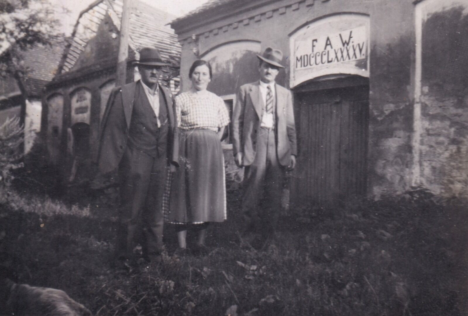Im Hintergrund sieht man das alte Presshaus - den heutigen Buschenschank vor der Neuerrichtung - Foto ca. 1955